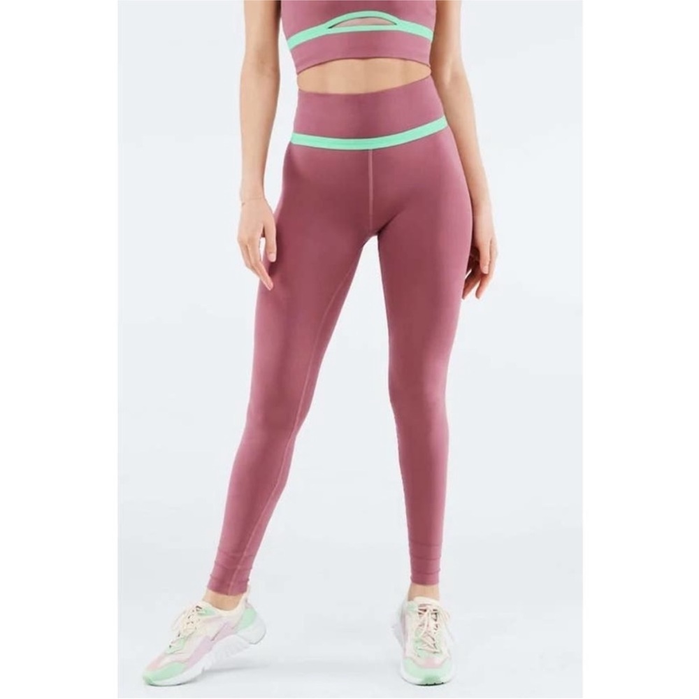 Fabletics Set🔥Sculpt-knit Cut-out Mauve with Green detail Legging and Bra
